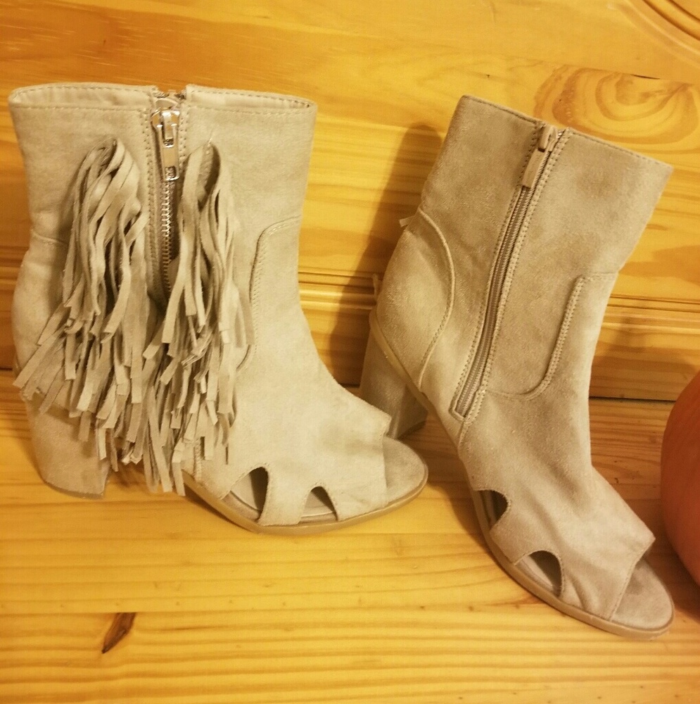 Open toed boot heals - Picture 2 of 2